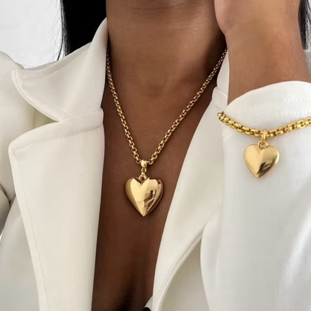 Conjunto colar e puseira feminino com pingente coração banhado a ouro 18K