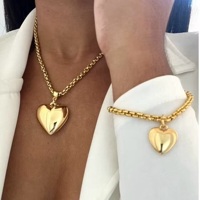 Conjunto colar e puseira feminino com pingente coração banhado a ouro 18K