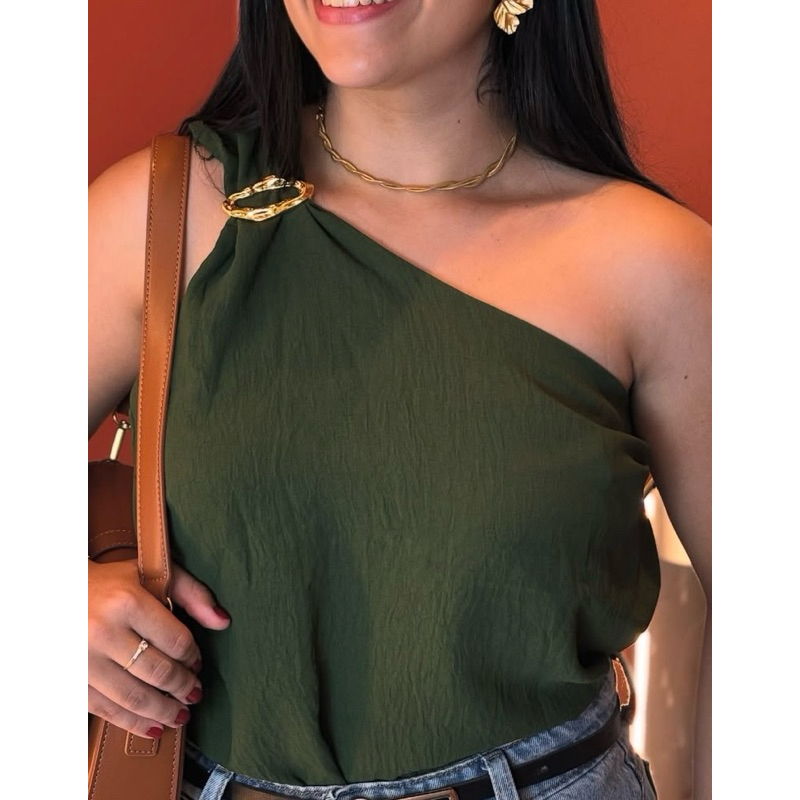 Blusa Feminina Decote de Um Obro Só Manga Mula Com Fivela Casual Básica Moda.
